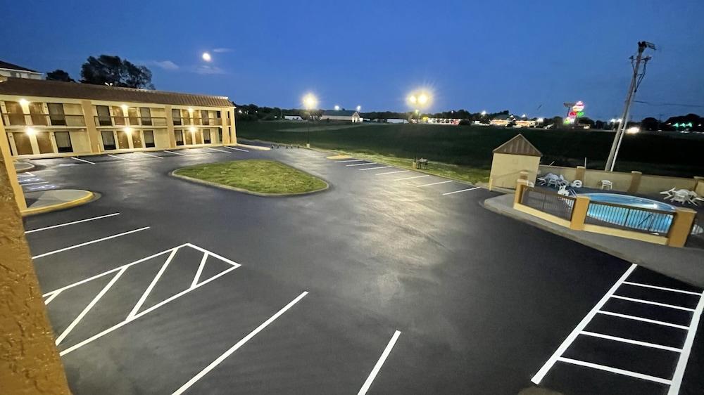 Days Inn By Wyndham Oak Grove/Ft. Campbell Buitenkant foto