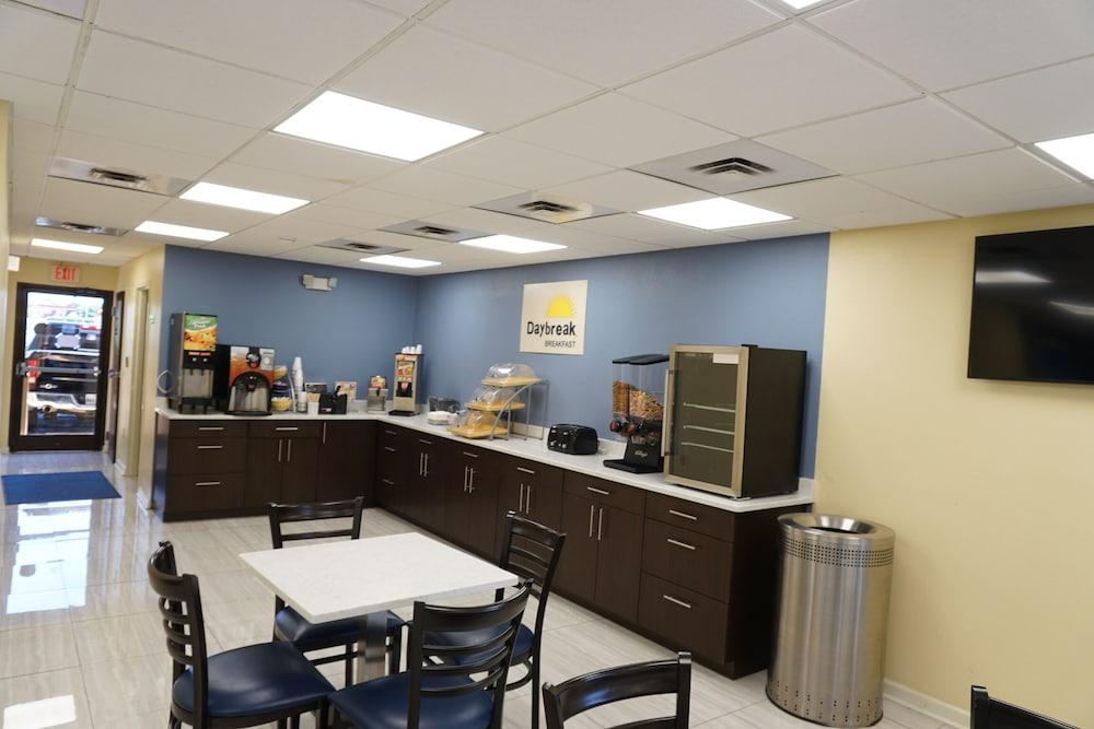 Days Inn By Wyndham Oak Grove/Ft. Campbell Buitenkant foto