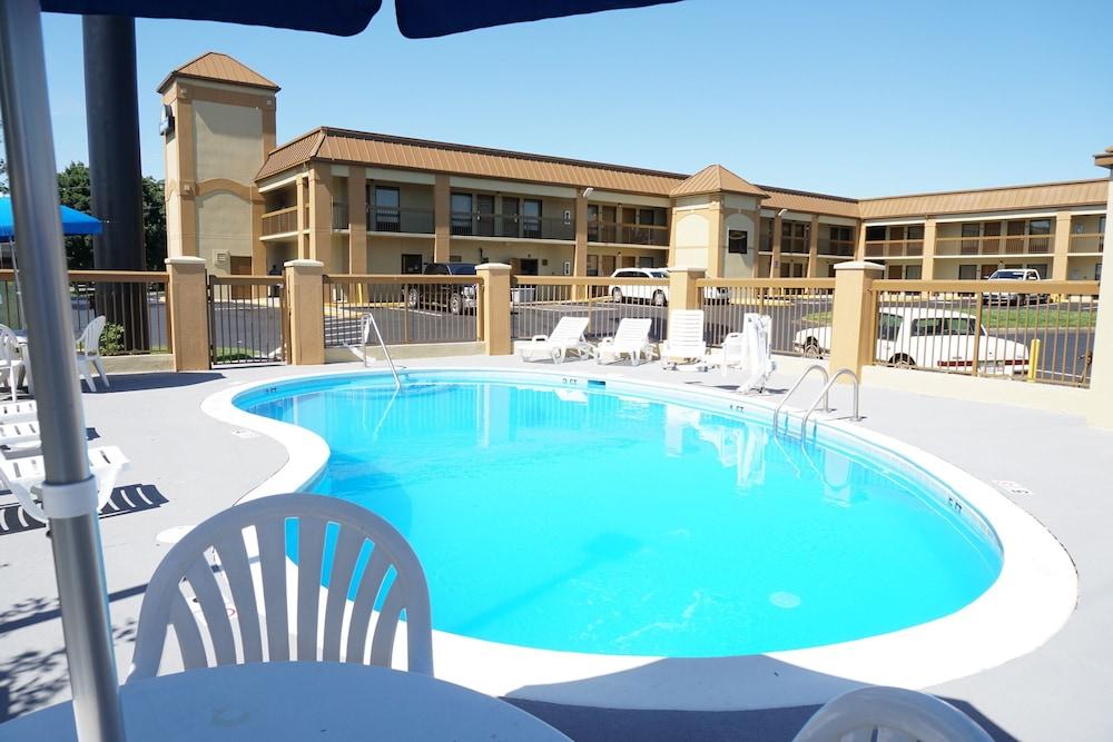 Days Inn By Wyndham Oak Grove/Ft. Campbell Buitenkant foto