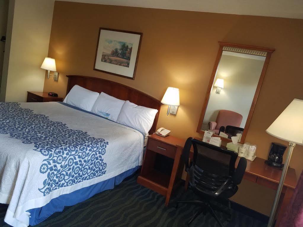 Days Inn By Wyndham Oak Grove/Ft. Campbell Buitenkant foto